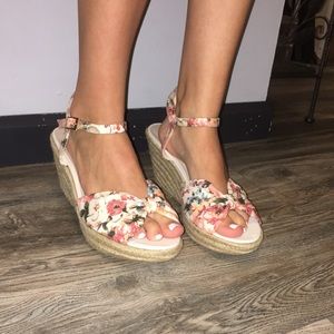 Floral wedges